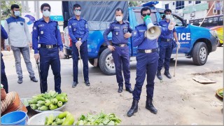 শিবপুরে সামাজিক দূরত্ব বজায় রাখতে পুলিশের উদ্যোগে খোলা মাঠে বাজার